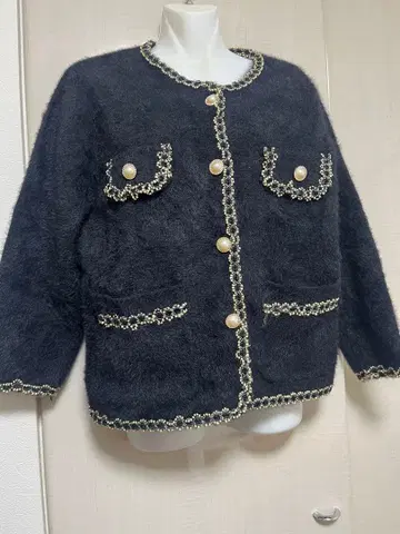 비즈 장식이 달린 블랙 가디건