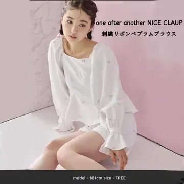 NICE CLAUP 자수 리본 페플럼 블라우스 화이트