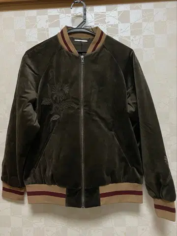 올리브 그린 플라워 자수 봄버 자켓