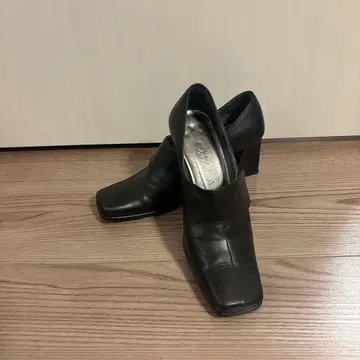 블랙 스퀘어토 펌프스 중간 힐