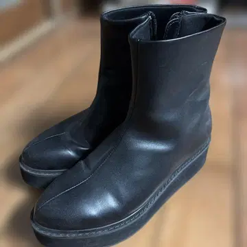 블랙 가죽 통굽 숏부츠