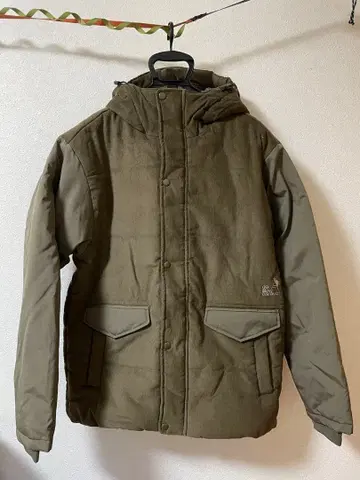 고슬로우캐러밴 올리브색 후드 부착 패딩 자켓