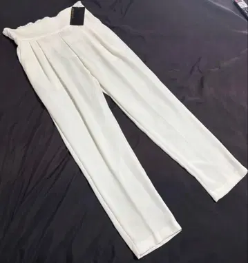 미사용 새상품 EGOIST 화이트 턱 캐주얼 팬츠