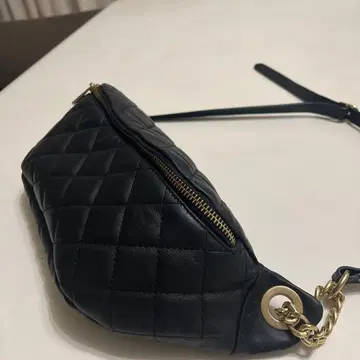 오우렌티 블랙 가죽 퀼팅 바디백