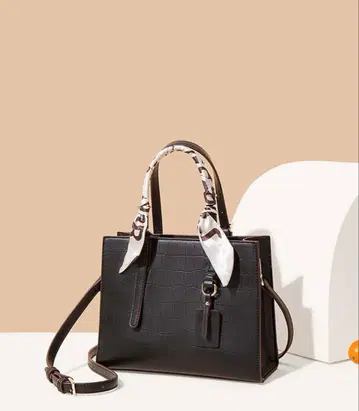 악어 엠보싱 블랙 핸드백