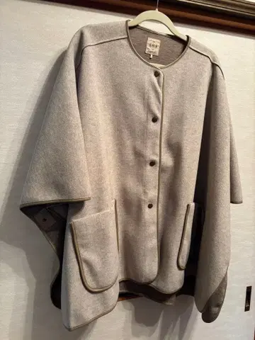 택 포함 미사용 새상품 파이핑 판초 코트 베이지 사만사 모스모스