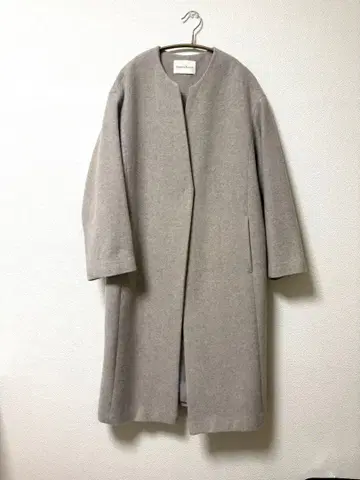 Couture Brooch 리본 벨트 부착 롱 코트 그레이