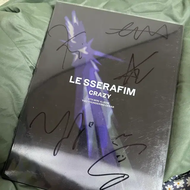 르세라핌 Crazy 앨범 비매 사인반