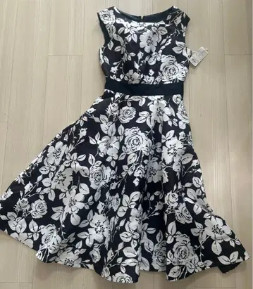 And Couture 꽃무늬 슬리브리스 원피스