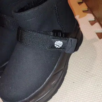 SHAKA 스트랩 포함 블랙 어그 부츠