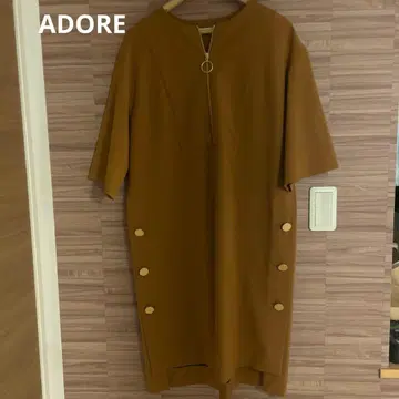어도어 카멜 원피스 골드 버튼