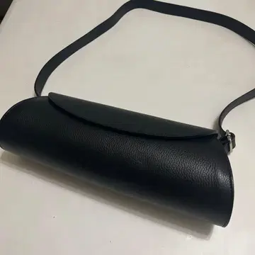 오우렌티 블랙 가죽 롤형 숄더백