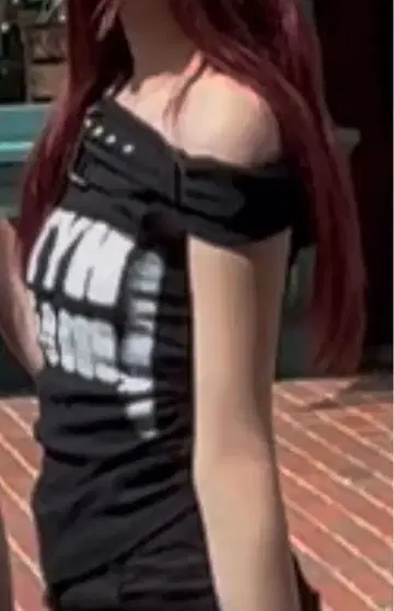 오프숄더 블랙 T셔츠 버클 포함