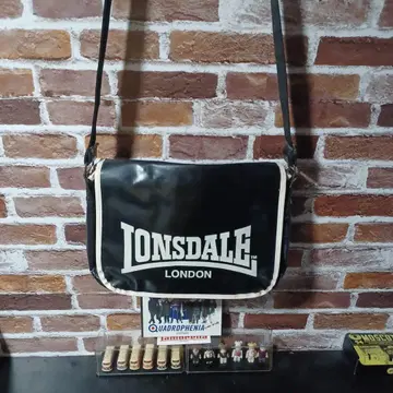 론즈데일 숄더백 에나멜 블랙 레어