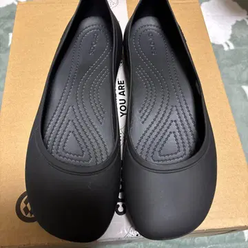 Crocs 블랙 브루클린 플랫슈즈 W7