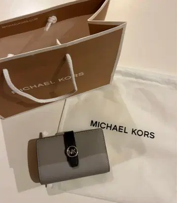 MICHAEL KORS 이단 접이식 지갑 그레이