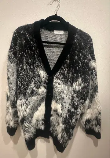 [새상품급] PAGEBOY 랜드스케이프 샤기 가디건 블랙