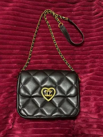 하트형 골드 로고 퀼팅 숄더백 블랙