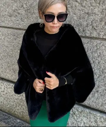 JENNE 제뉴 리치 볼륨 퍼 케이프 여성용 코트 아우터