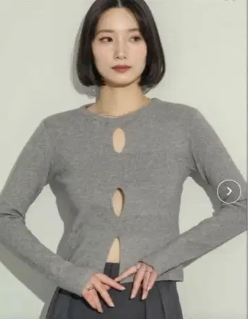 그레이 컷 아웃 디자인 니트