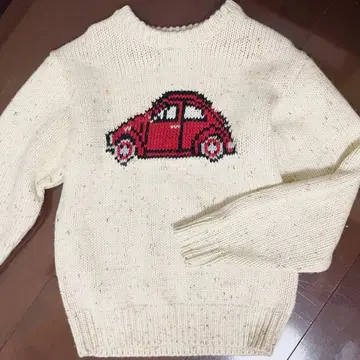 빨간색 자동차의 큼직한 니트