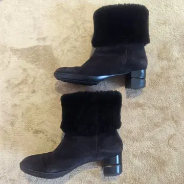 MY Ferragamo 블랙 스웨이드 퍼 부츠