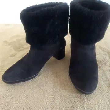 MY Ferragamo 블랙 스웨이드 퍼 부츠