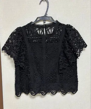 디홀릭 MINAGRAM 패턴 레이스 블라우스