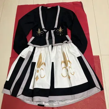 블랙과 화이트 겉옷과 스커트