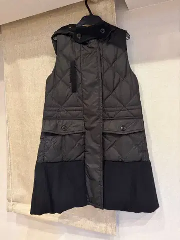 인게홀그 블랙 퀼팅 슬리브리스 베스트