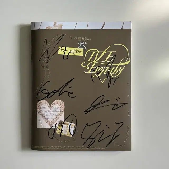 아이브 미니3집 '아이브 엠파시' 싸인앨범 판매합니다.