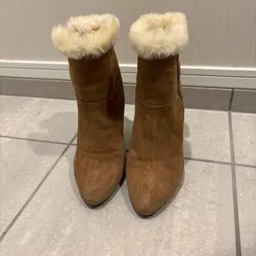 브라운 스웨이드 어그 부츠