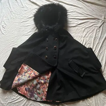 헤렌치아 후드 퍼 포함 블랙 판초 케이프 코트 스타일리시