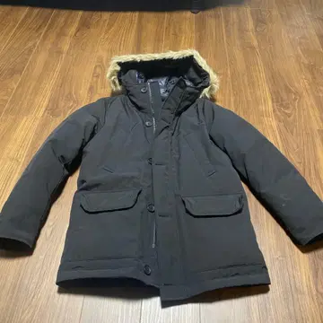 후드 부착 블랙 다운 자켓