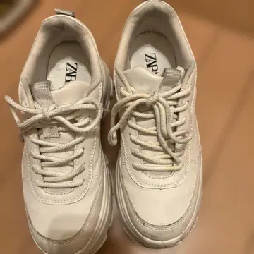 ZARA 화이트 통굽 스니커즈