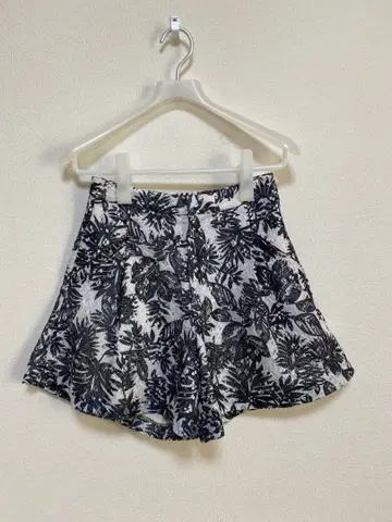 플레어 큐롯 블랙 화이트 잎 패턴