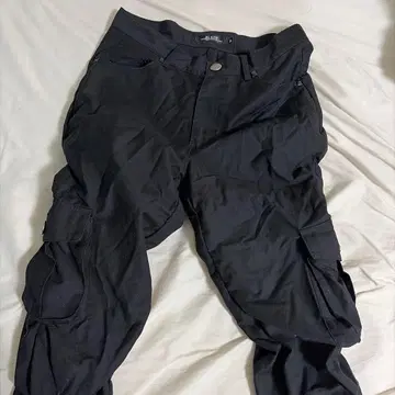 블랙 카고 팬츠 사이드 포켓 포함