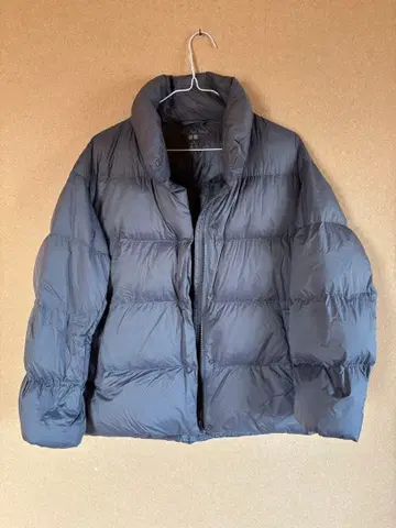 유니클로 다크 그레이 다운 자켓