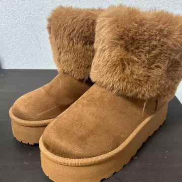 브라운 퍼 달린 어그 부츠