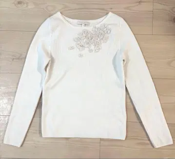 프로포션 바디 드레싱 자수 포함 화이트 니트 스웨터 긴팔