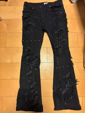 데미지 가공 블랙 데님 팬츠
