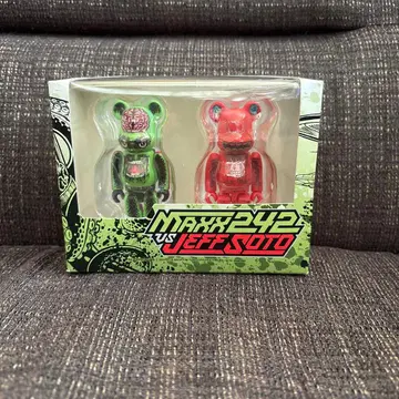 MAXX 242 vs JEFF SOTO 베어브릭