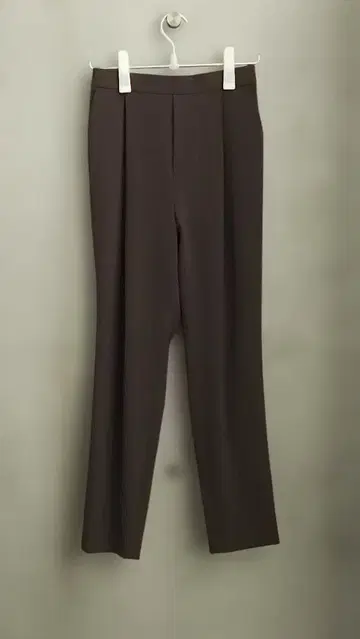 다크 브라운 센터 플리츠 슬랙스