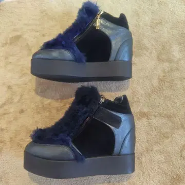 CESARE P. 네이비 퍼 웨지 부티