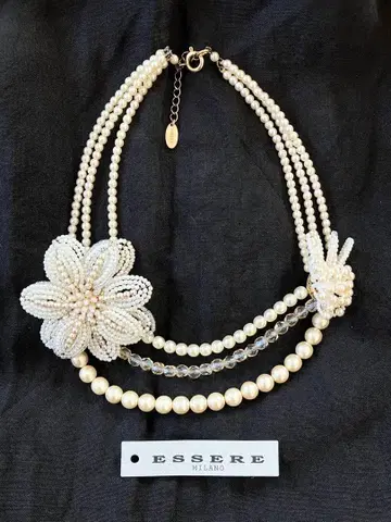 새상품급 ESSERE 플라워 모티브 다중 펄 목걸이 베이지 계열