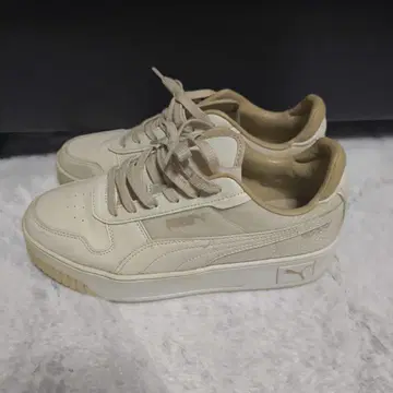PUMA 여성용 베이지 스니커즈