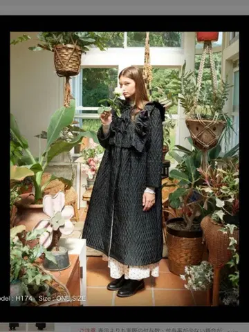 새상품 카롤리나 그레이서 이번 시즌 라메 도트 프릴 코트 원사이즈