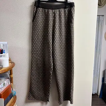 기하학 패턴의 브라운 와이드 팬츠
