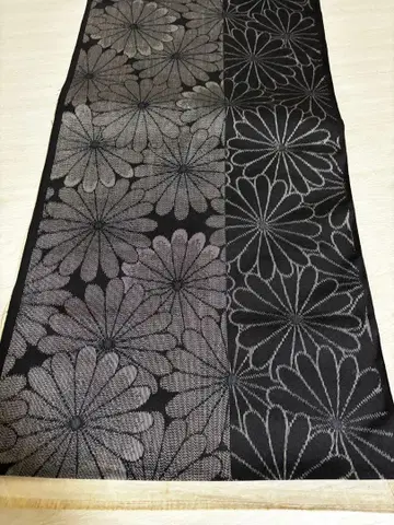 꽃무늬의 명주 옷감