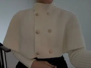 화이트 더블 버튼 니트